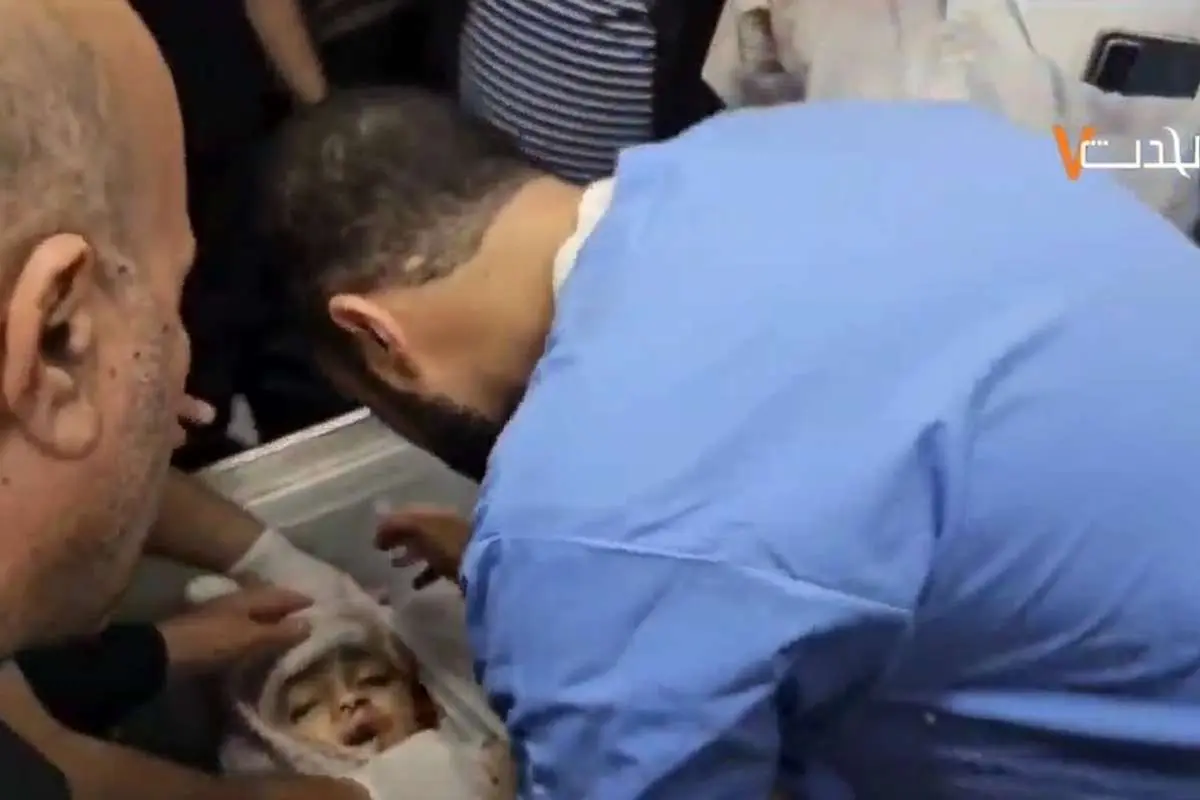 (ویدئو) لحظه روبرو شدن پزشک فلسطینی با جنازه فرزندش در بیمارستان