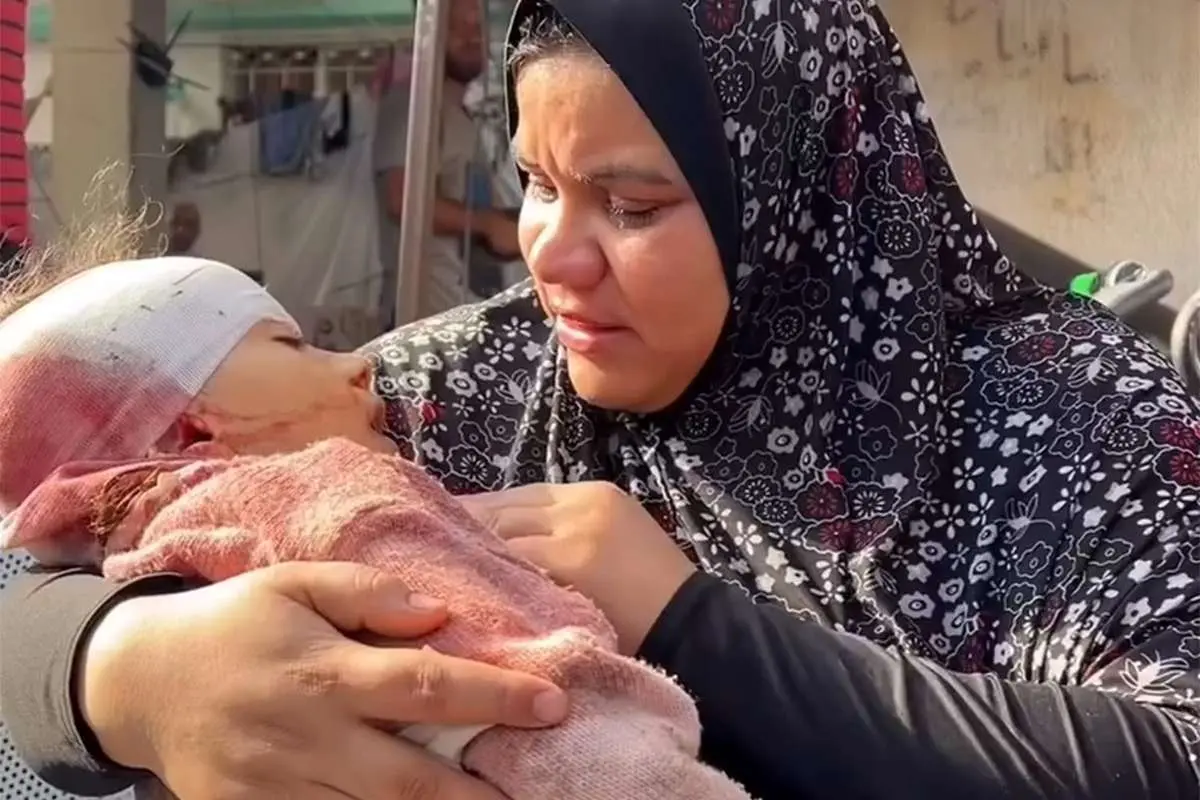 (ویدئو) وداع تلخ مادر فلسطینی با کودک شهیدش