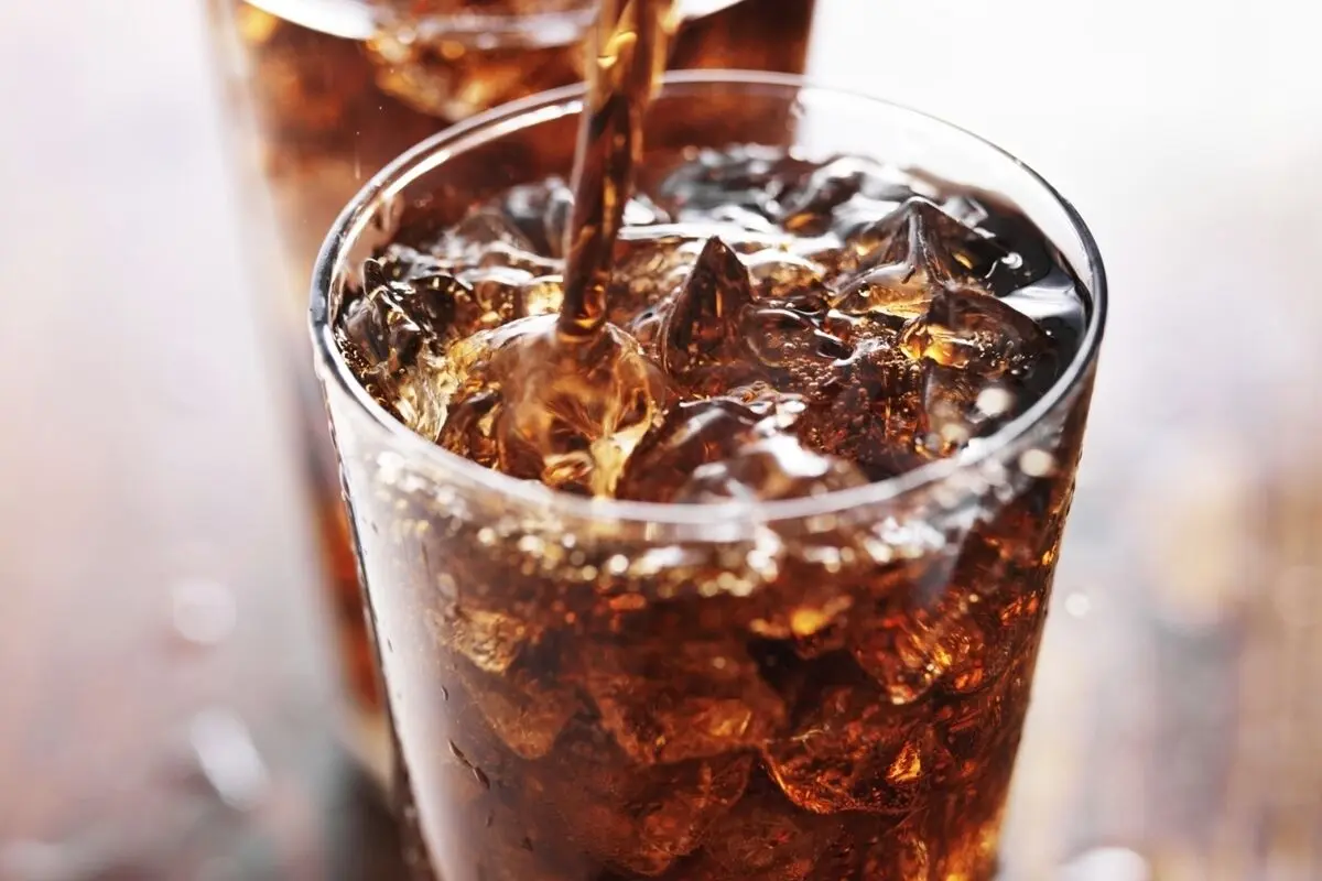 (ویدئو) ماده سرطان‌زا از نوشابه‌ها حذف می‌شود؟
