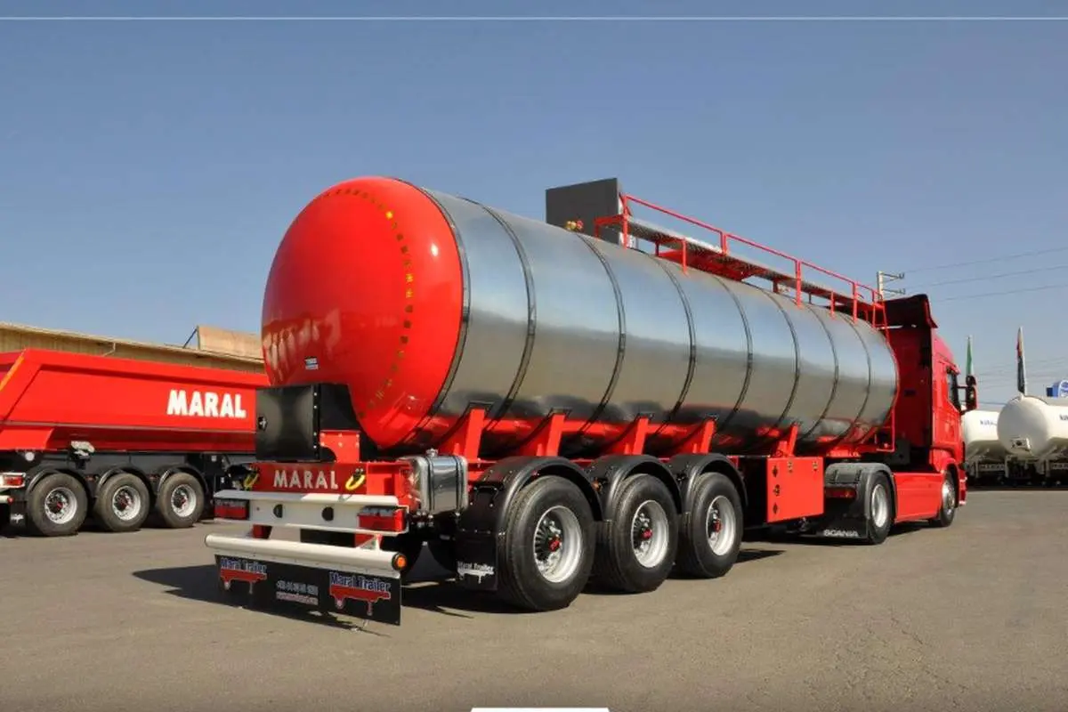 (عکس) تانکر سوخت در تهران بعد از واژگونی وارد فروشگاه شد
