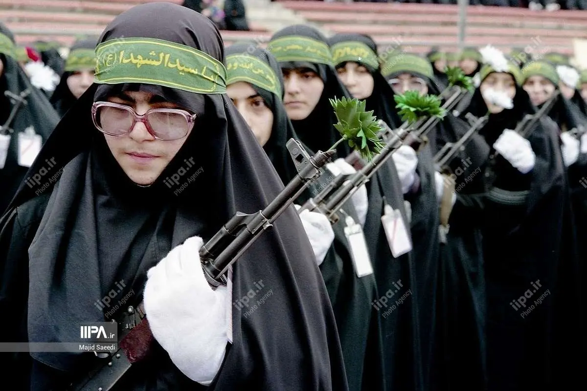 (تصاویر) اجتماع بزرگ زنان بسیجی در ورزشگاه آزادی در دهه هفتاد