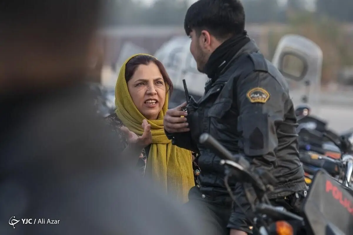 (تصاویر) جلوگیری از ورود بانوان به ورزشگاه نقش جهان