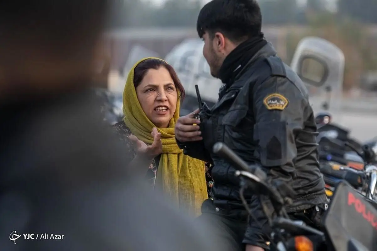 (تصاویر) جلوگیری از ورود بانوان به ورزشگاه نقش جهان