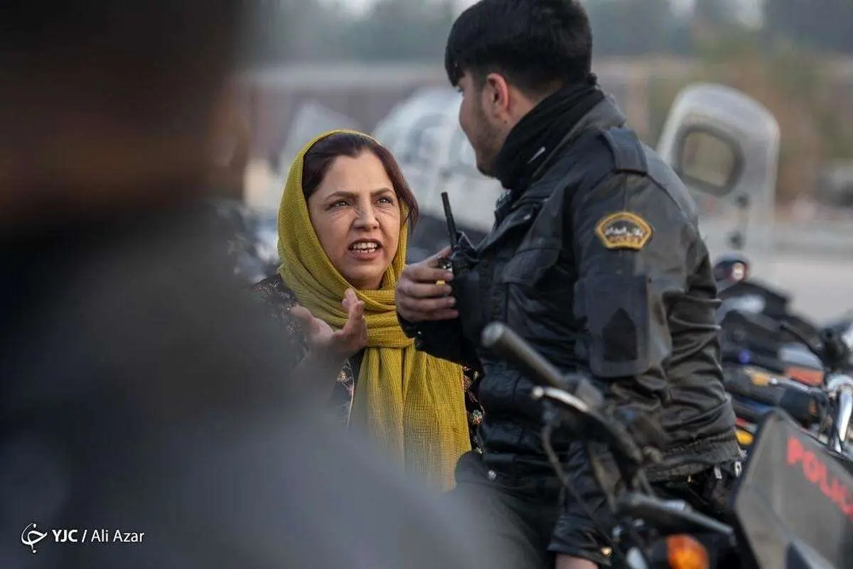(تصاویر) جلوگیری از ورود بانوان به ورزشگاه نقش جهان