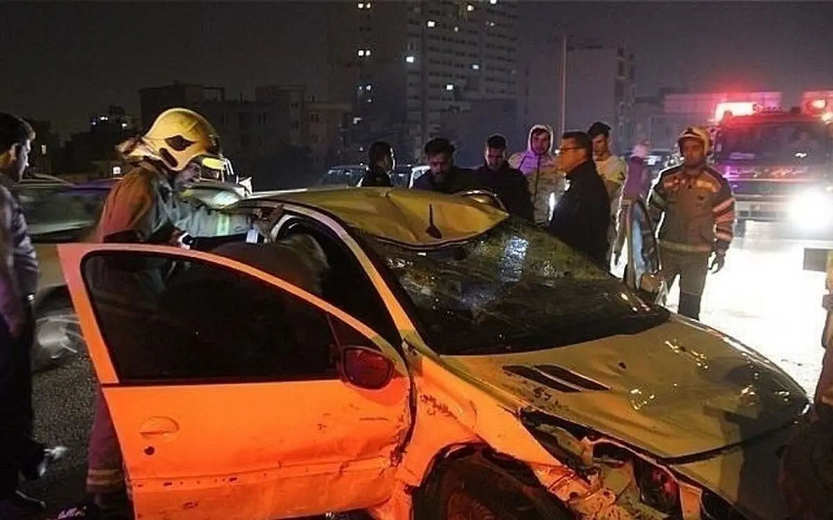 (ویدئو) وضعیت فاجعه‌بار پژو ۲۰۷ بعد از تصادف به تیر برق در تهران!