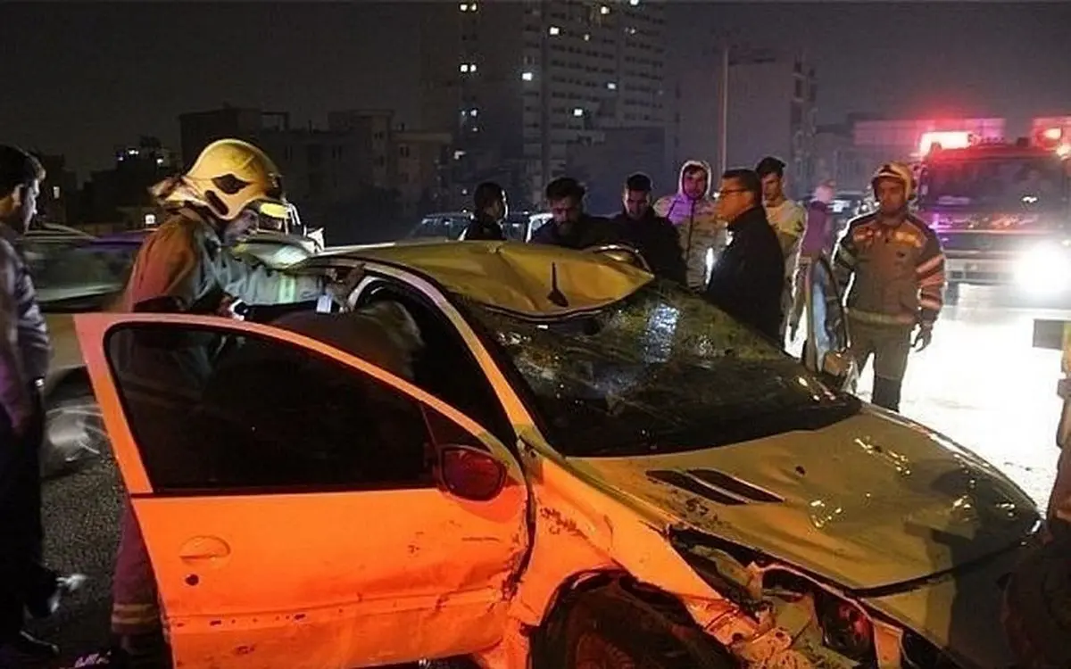 (ویدئو) وضعیت فاجعه‌بار پژو ۲۰۷ بعد از تصادف به تیر برق در تهران!