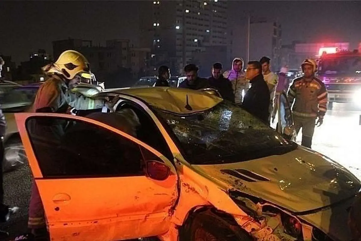 (ویدئو) وضعیت فاجعه‌بار پژو ۲۰۷ بعد از تصادف به تیر برق در تهران!