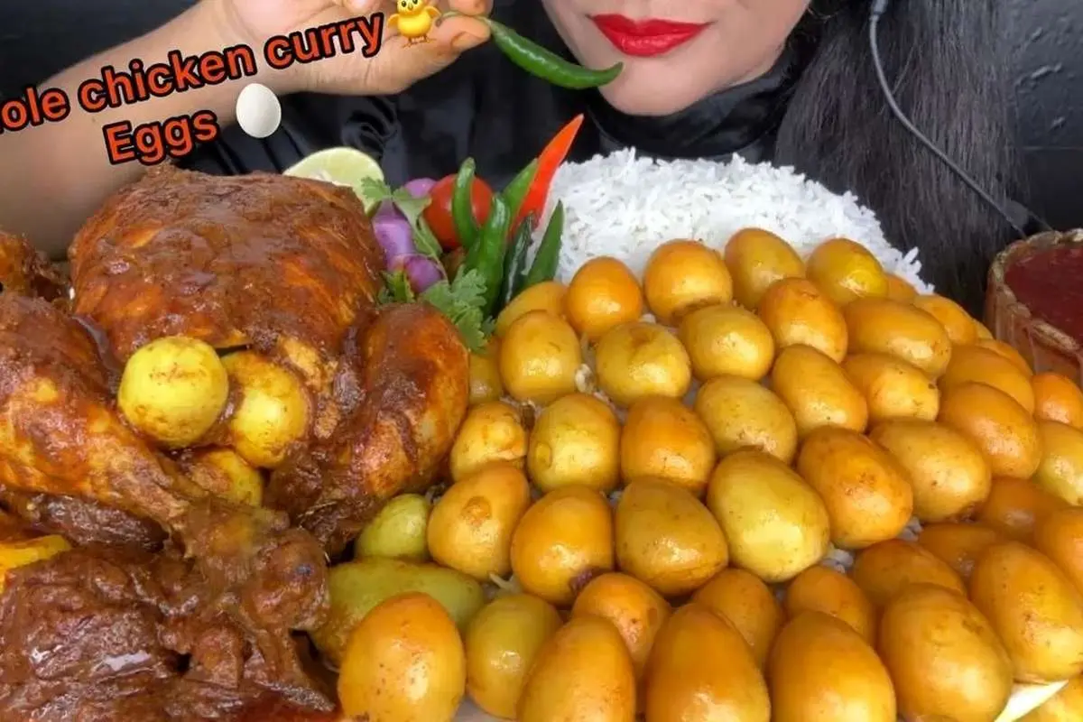 (ویدئو) خوردن ۵۰ تخم مرغ و مرغ با برنج توسط دختر هندی