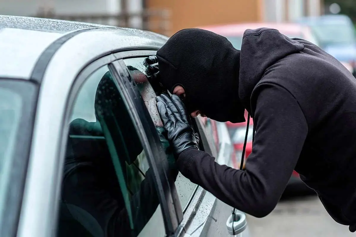 (ویدئو) سرقت خودرو ال نود مقابل چشمان صاحب ماشین مثل آبخوردن