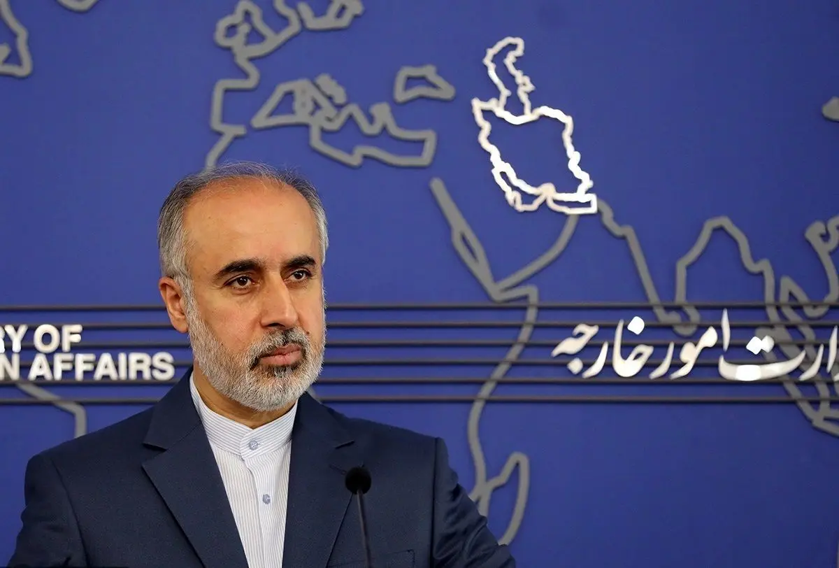 (عکس) حضور متفاوت سخنگوی وزارت خارجه در جمع خبرنگاران