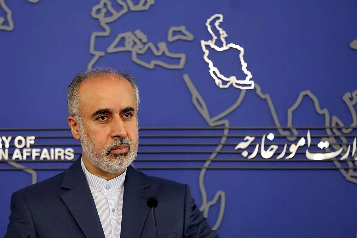 (عکس) حضور متفاوت سخنگوی وزارت خارجه در جمع خبرنگاران