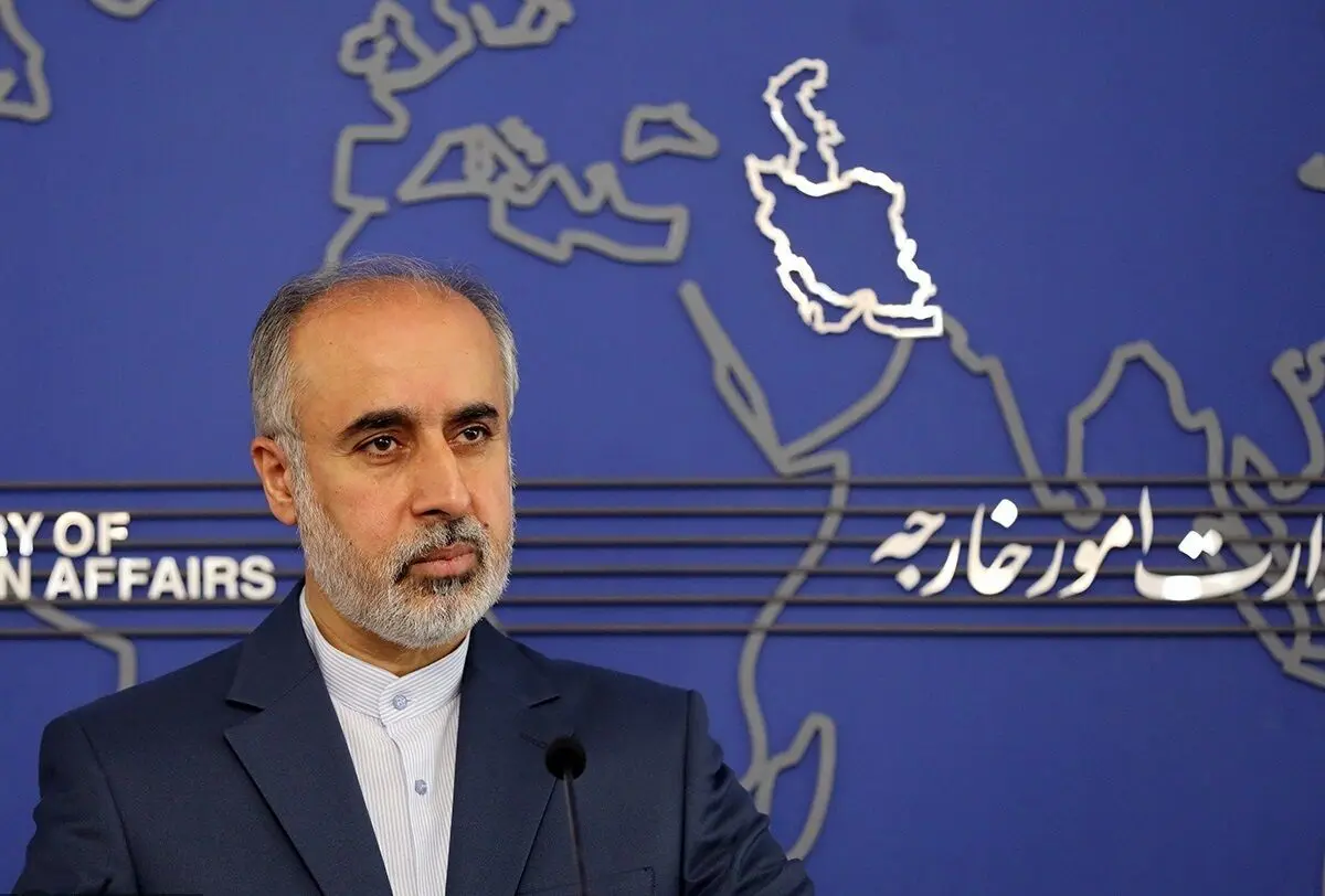 (عکس) حضور متفاوت سخنگوی وزارت خارجه در جمع خبرنگاران