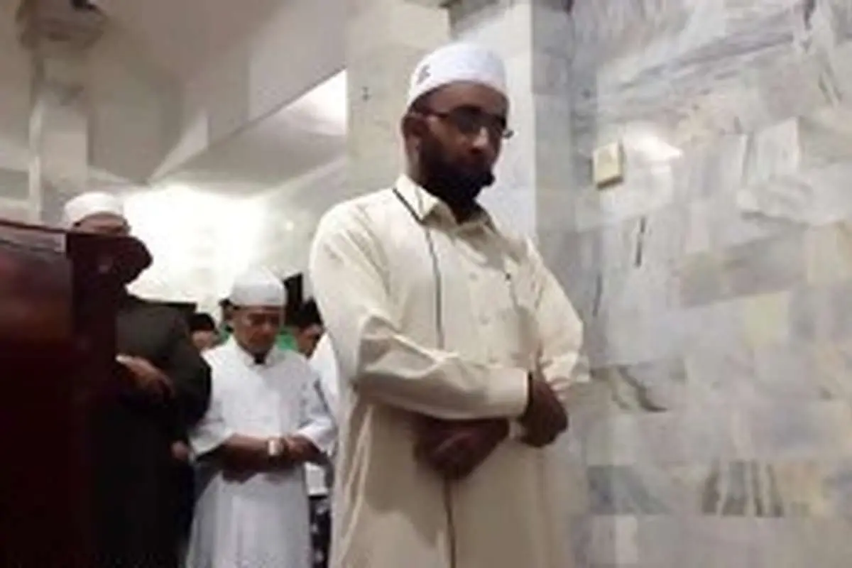 (ویدئو) واکنش جالب امام جماعت اندونزی در نماز به زلزله شدید