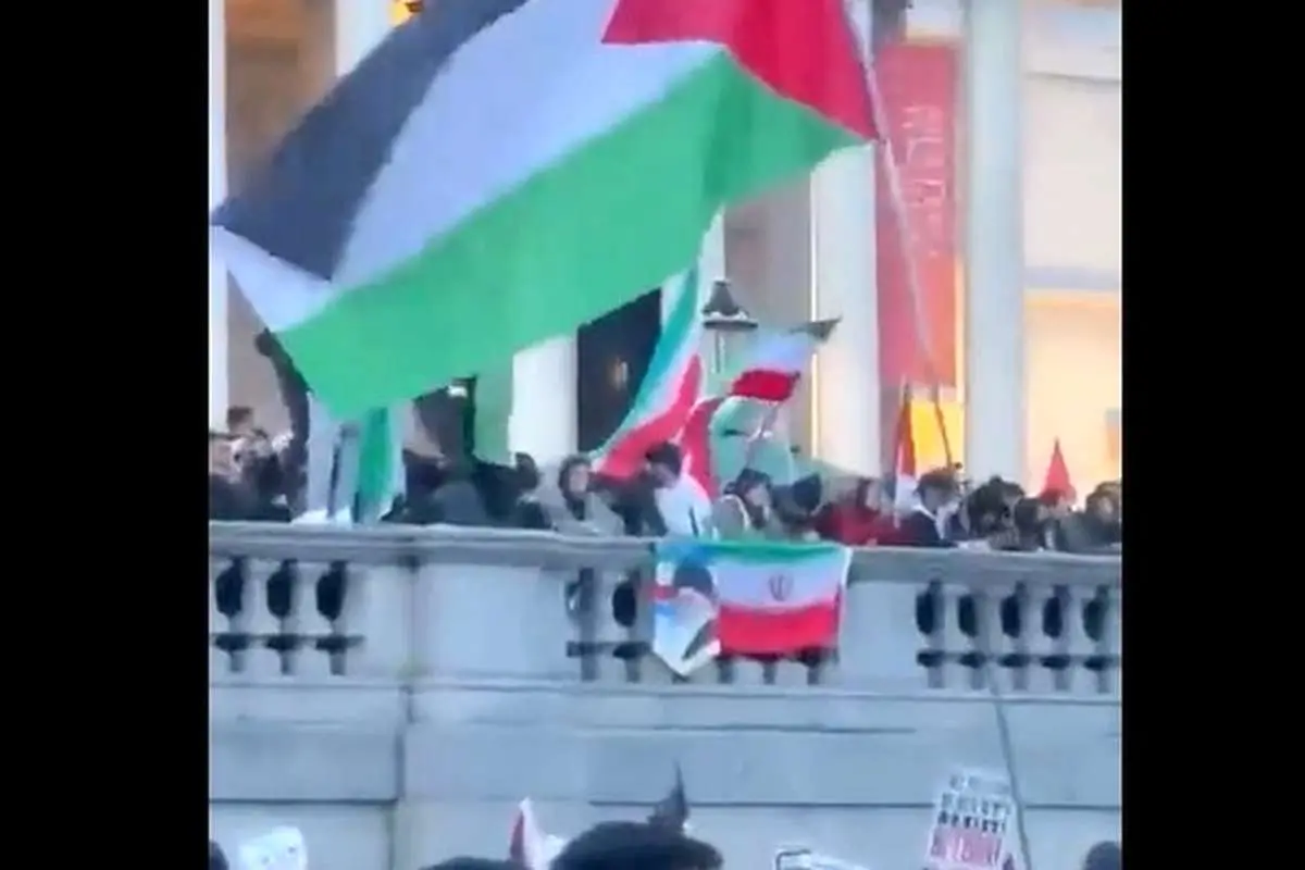 (ویدئو) نصب تصویر رهبر انقلاب و پرچم ایران مقابل کنگره آمریکا