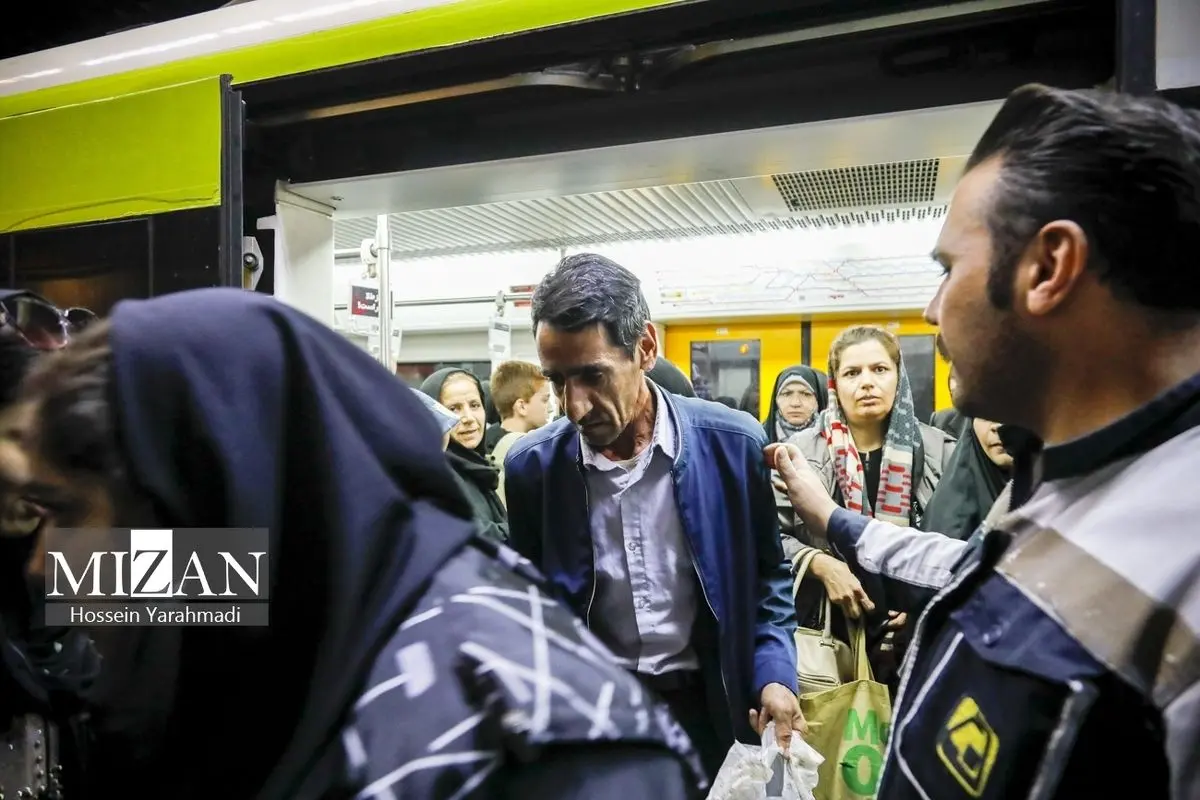 (تصاویر) جلوگیری از ورود آقایان به واگن ویژه بانوان در مترو تهران