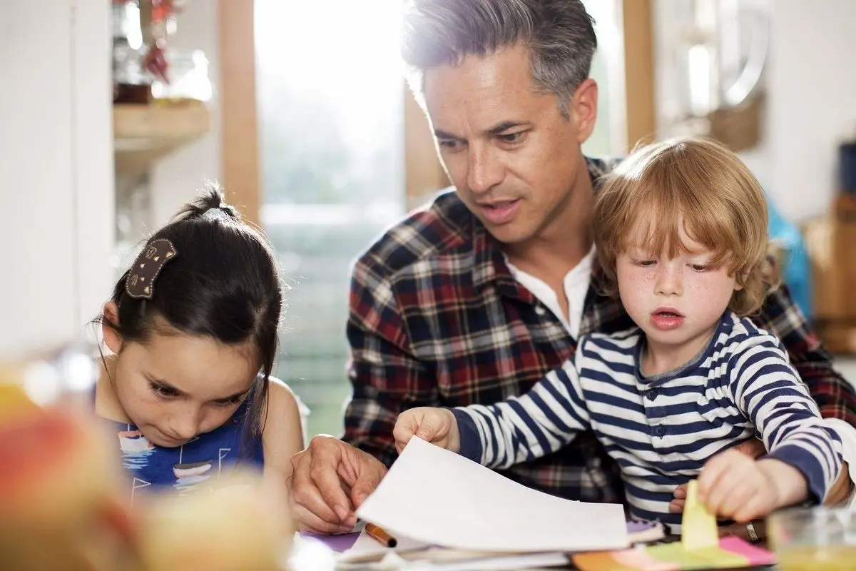 چگونه به بچه‌ها در انجام تکالیف مدرسه کمک کنیم؟