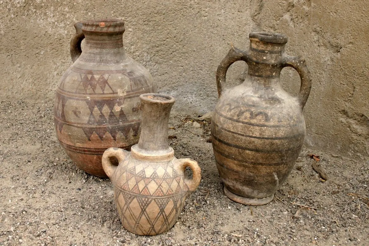 (عکس) کشف اشیای عتیقه سه هزار ساله در همدان