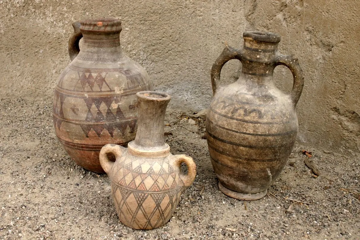 (عکس) کشف اشیای عتیقه سه هزار ساله در همدان