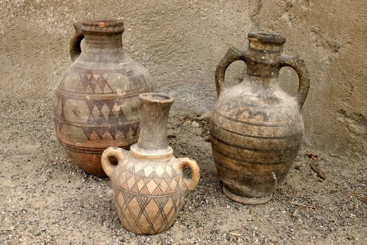 (عکس) کشف اشیای عتیقه سه هزار ساله در همدان