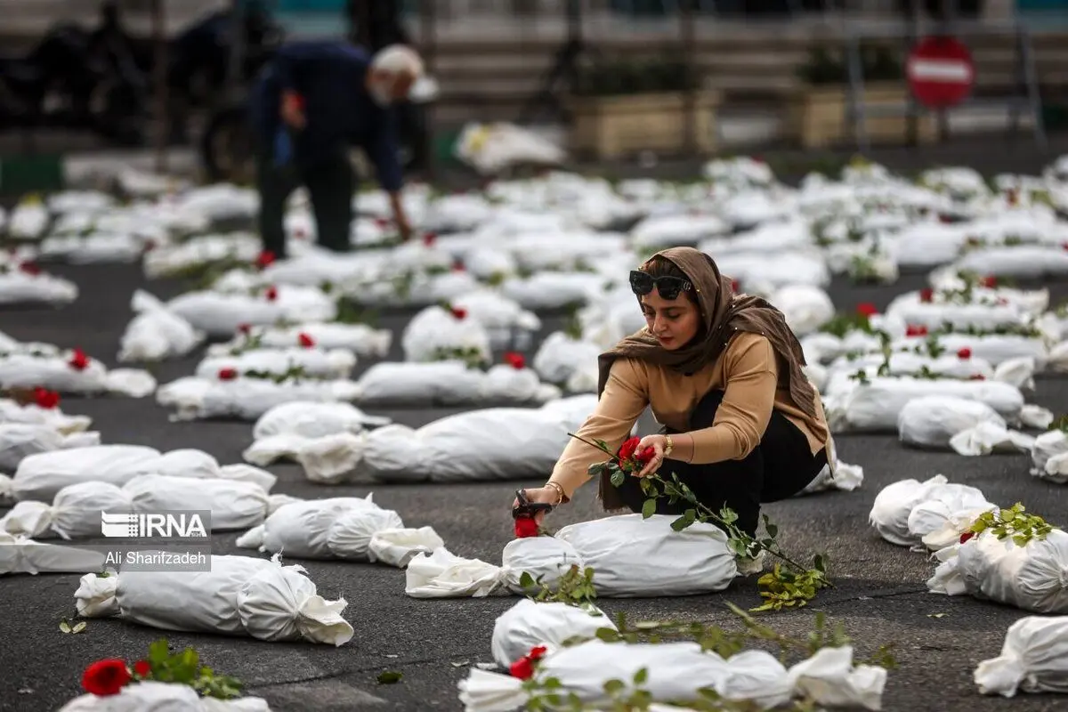 (تصاویر) سمفونی کشته‌گان؛  ۴ هزار جسد کفن‌پوش در میدان فلسطین تهران