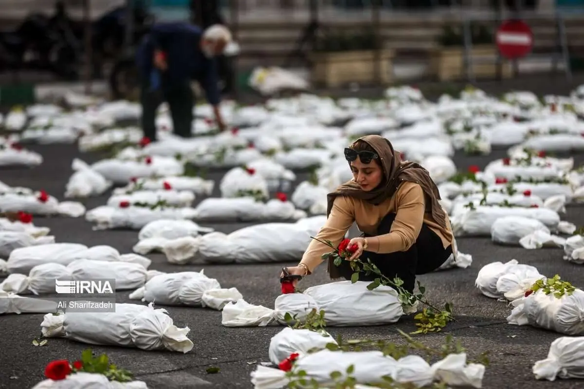 (تصاویر) سمفونی کشتهگان؛ ۴ هزار جسد کفنپوش در میدان فلسطین تهران
