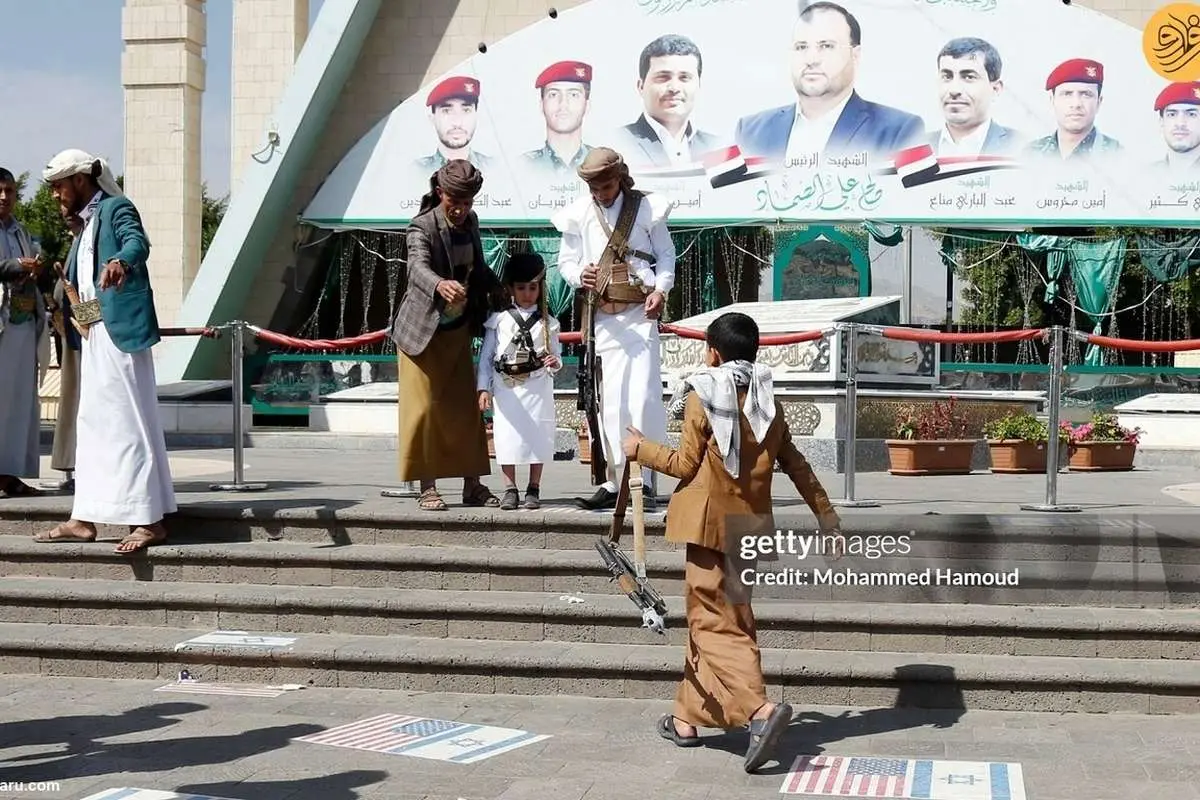 (عکس) فروش ساعتهای منقش به تصویر رهبر انصارالله
