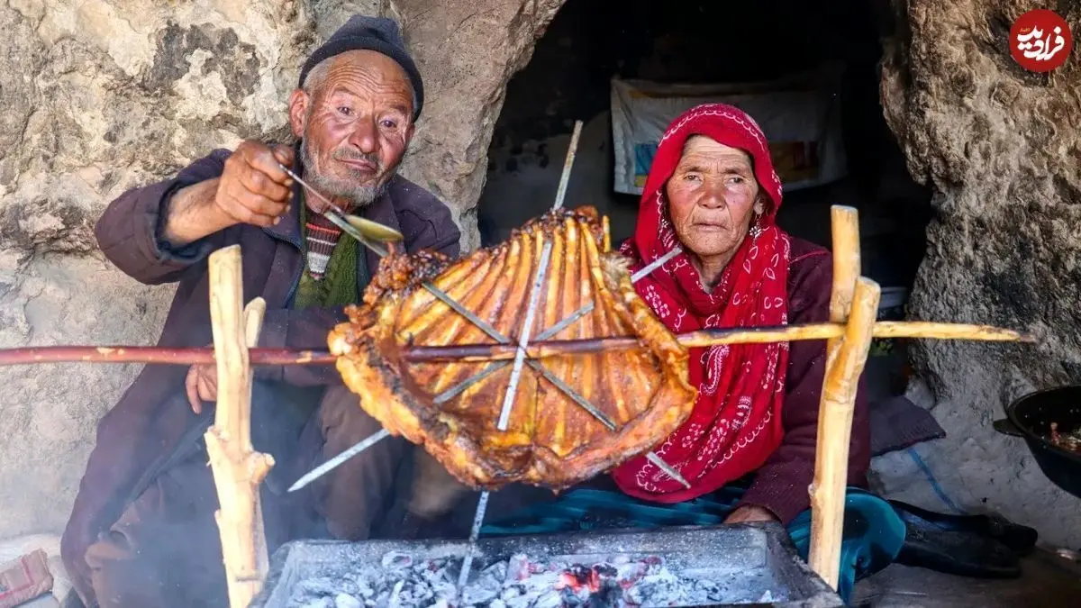 (ویدئو) کباب کردن دنده گوسفند به سبک زوج مسن غارنشین افغانستانی