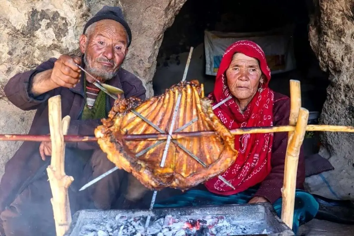 (ویدئو) کباب کردن دنده گوسفند به سبک زوج مسن غارنشین افغانستانی