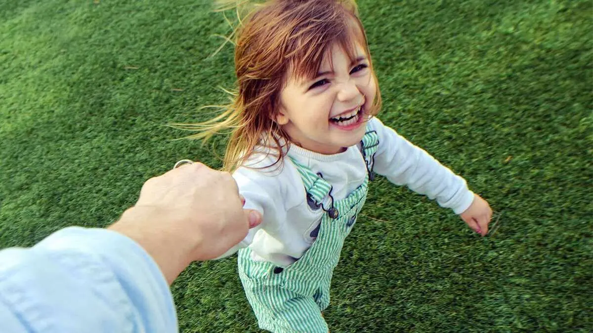 ۹ شیوه آموختن مهربانی به کودک