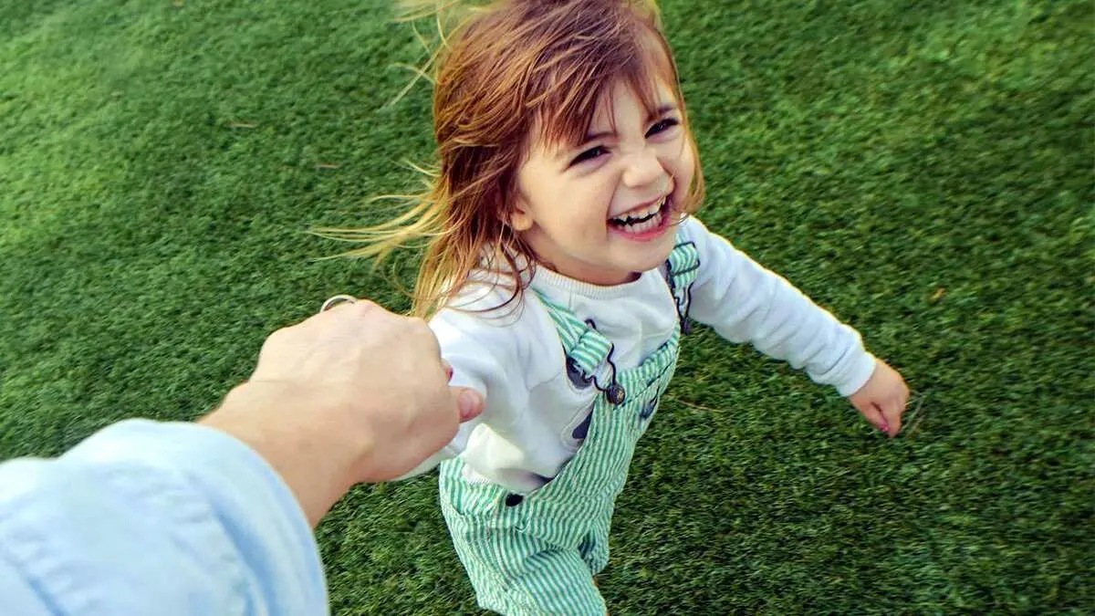 ۹ شیوه آموختن مهربانی به کودک
