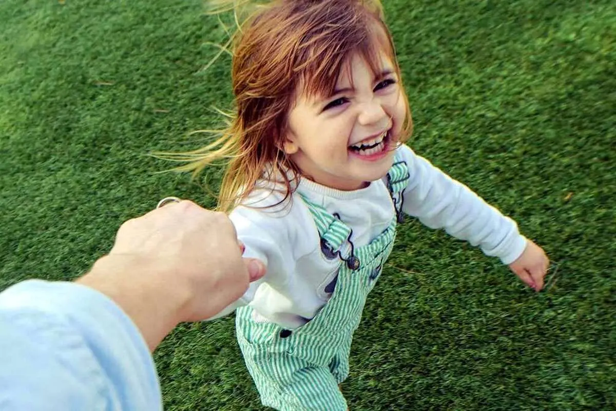 ۹ شیوه آموختن مهربانی به کودک