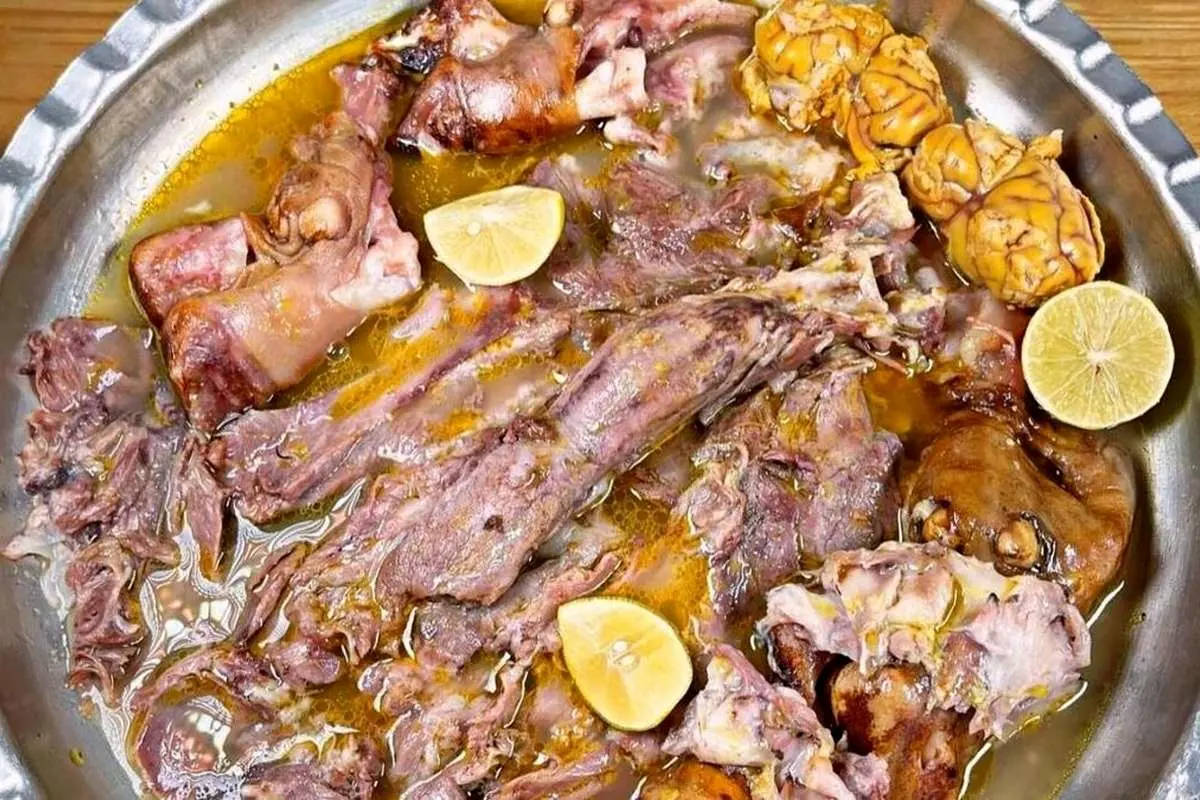 (ویدئو) طبخ متفاوت و عجیب کله پاچه بزرگ گاو توسط یک آشپز روستایی مشهور آذربایجانی