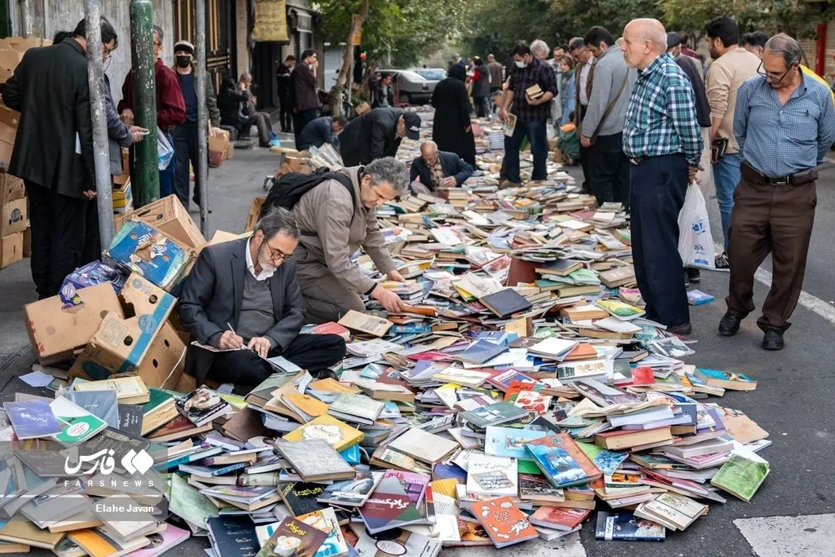 (تصاویر) «گذرگاه کتاب» در پیاده راه انقلاب