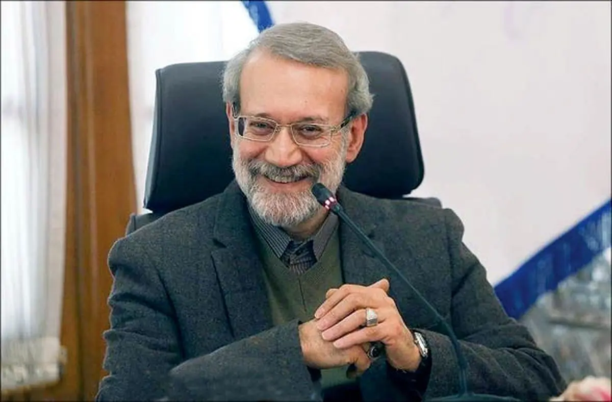 (عکس) استایل جنگی علی لاریجانی در مراسم ختم؛ فانوسقه و شلوار شش‌جیب
