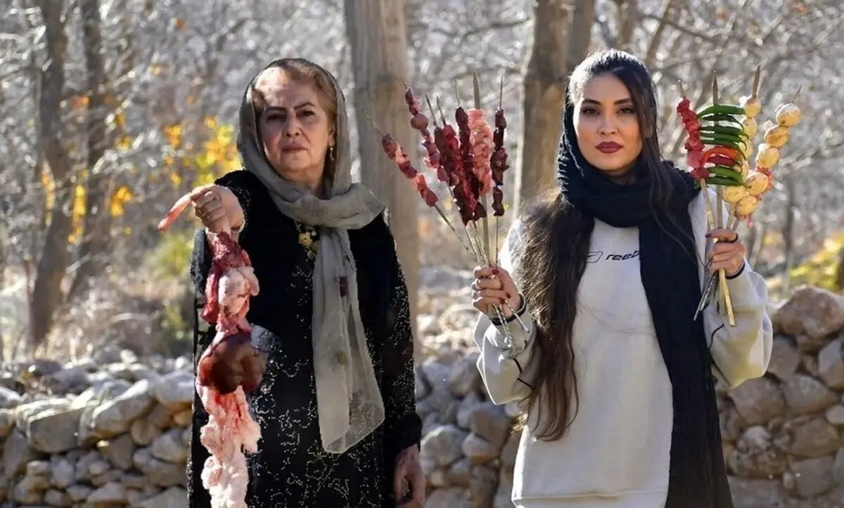 (ویدیو) کباب کردن دل و جگر روی ذغال به سبک مادر و دختر روستایی کردستانی