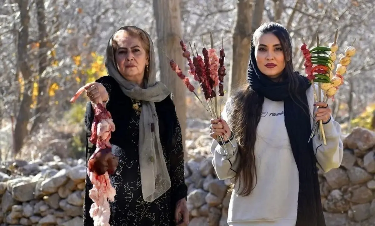 (ویدیو) کباب کردن دل و جگر روی ذغال به سبک مادر و دختر روستایی کردستانی