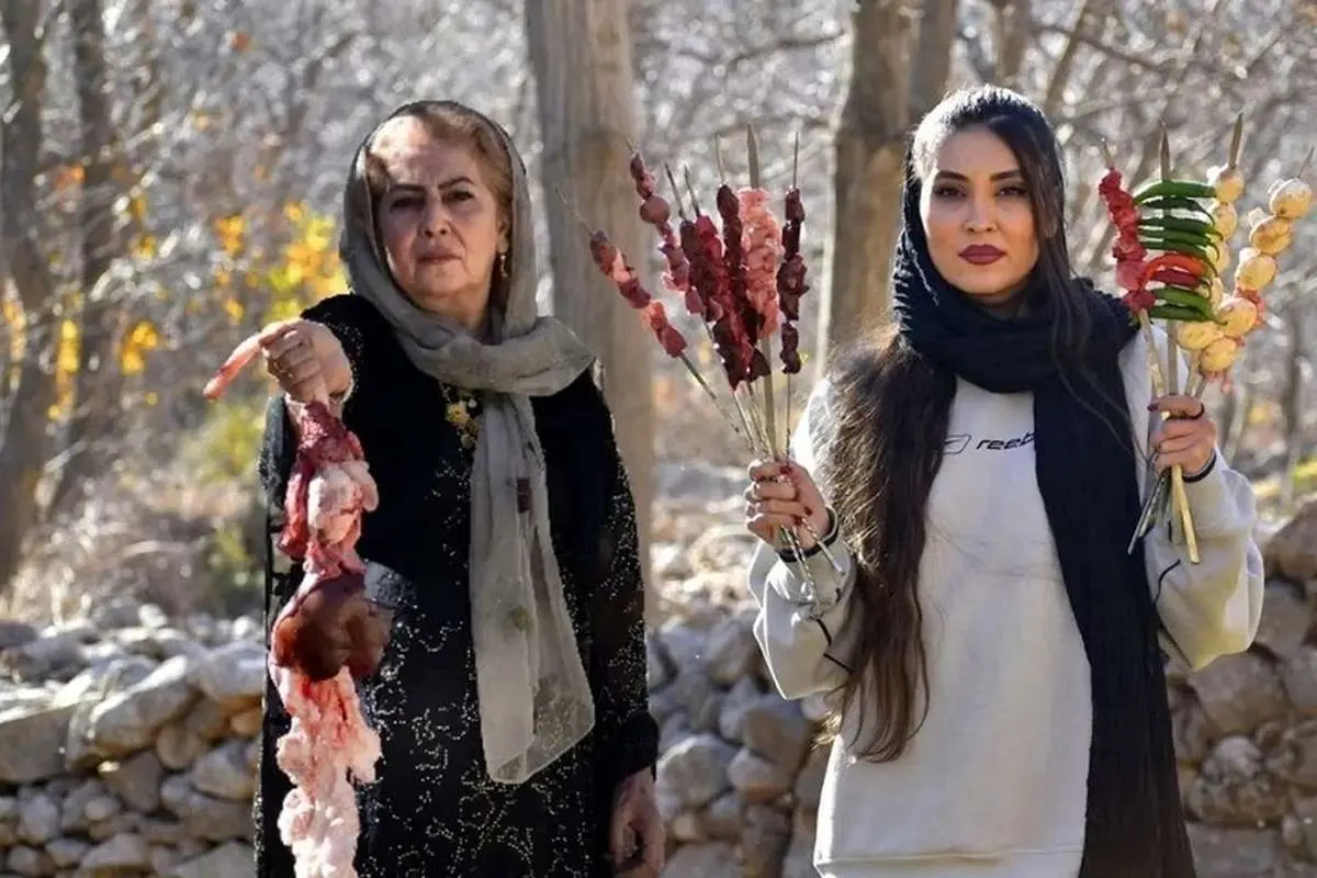 (ویدیو) کباب کردن دل و جگر روی ذغال به سبک مادر و دختر روستایی کردستانی