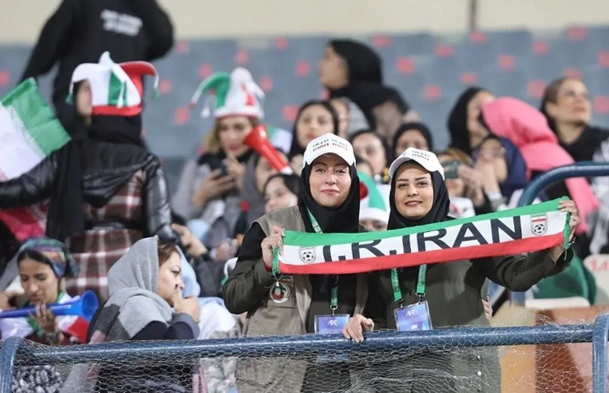 (عکس) حواشی برد پرگل ایران؛ تماشاگران زن ایرانی و هنگ‌کنگی در آزادی