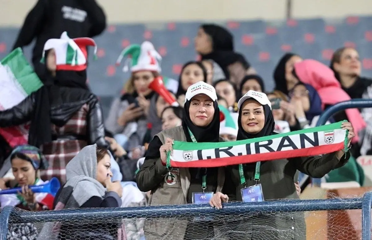 (عکس) حواشی برد پرگل ایران؛ تماشاگران زن ایرانی و هنگ‌کنگی در آزادی