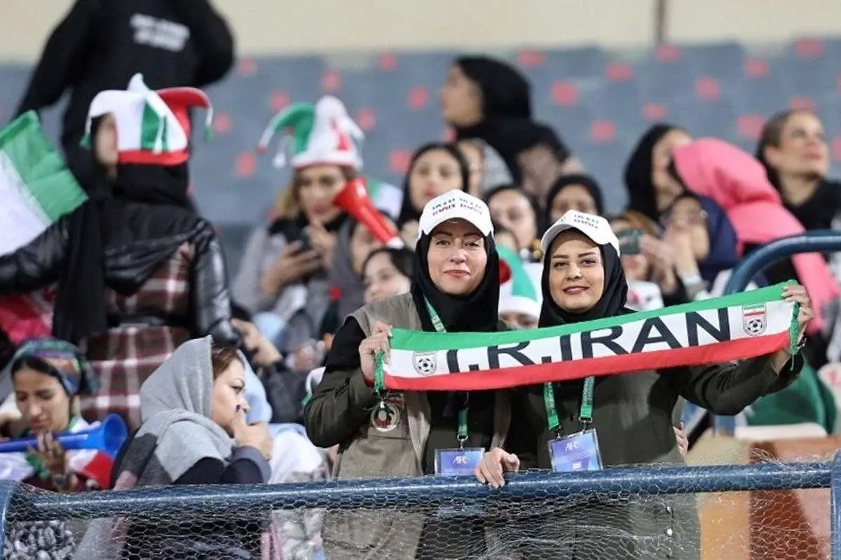 (عکس) حواشی برد پرگل ایران؛ تماشاگران زن ایرانی و هنگکنگی در آزادی