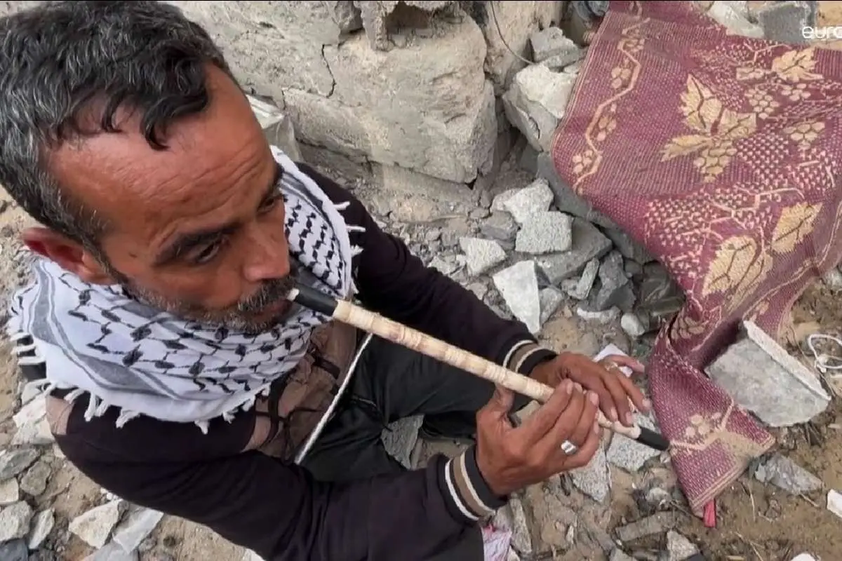 (ویدئو) فلوتنوازی یک فلسطینی روی ویرانههای خانهاش