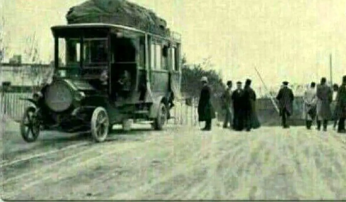 تصویر دیدنی از اولین ایستگاه اتوبوس تهران در سال ۱۳۳۲