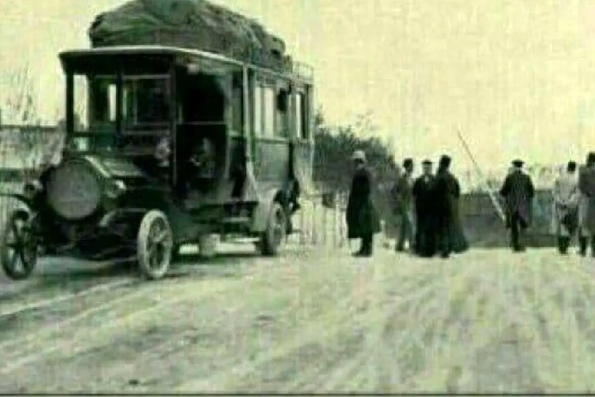 تصویر دیدنی از اولین ایستگاه اتوبوس تهران در سال ۱۳۳۲
