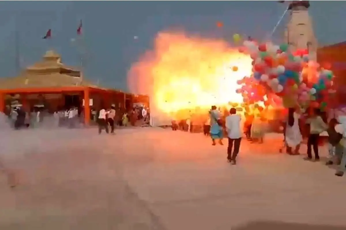 (ویدئو) انفجار آتشین صدها بادکنک بر اثر ترقهبازی