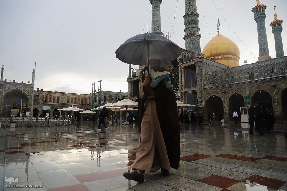 (تصاویر) طراوت باران پاییزی در حرم حضرت معصومه(س)