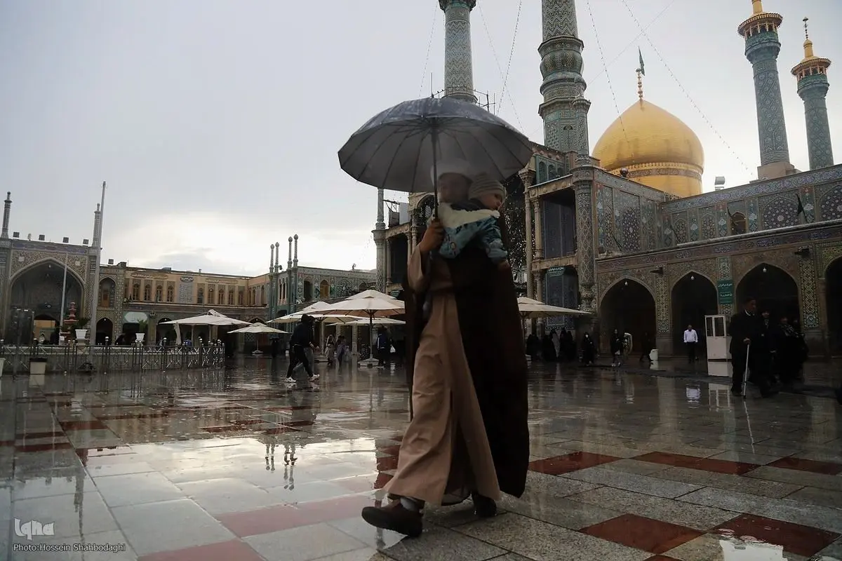 (تصاویر) طراوت باران پاییزی در حرم حضرت معصومه(س)