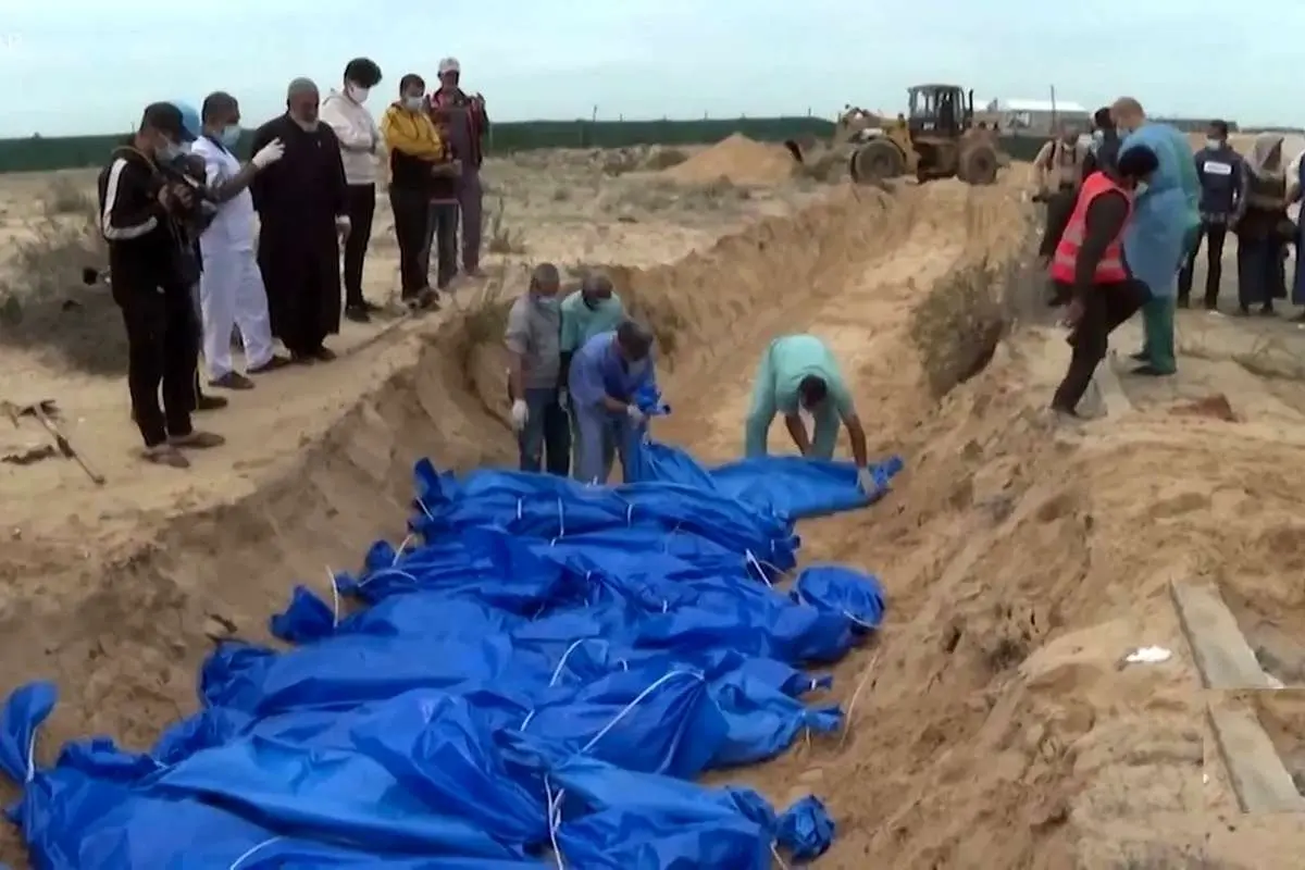(ویدئو) دفن ۱۱۱ فلسطینی در یک گور دسته جمعی