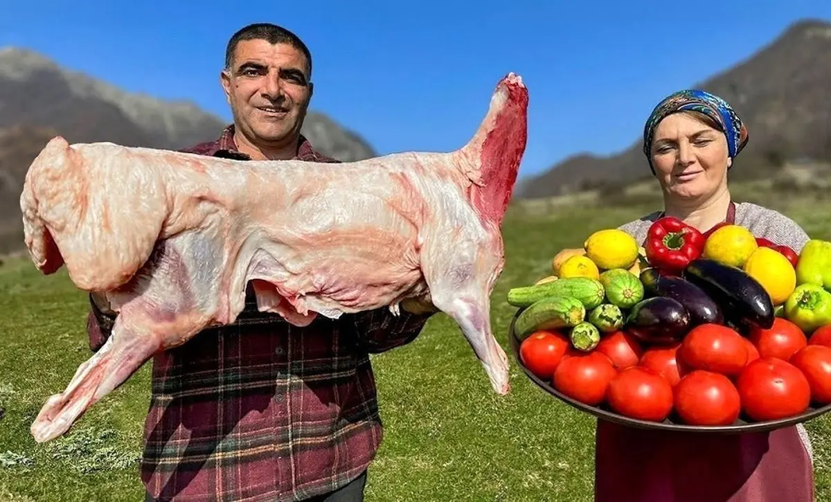 (ویدئو) کباب کردن گوسفند ۱۵ کیلوگرمی در تنور به سبک زوج آذربایجانی