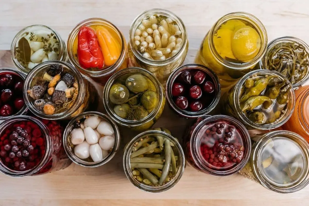 (ویدئو) طرز تهیه ترشی محلی به سبک مادر و دختر با سلیقه شمالی