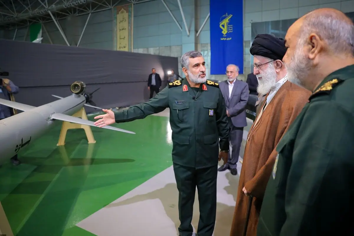 (تصاویر) بازدید رهبر انقلاب از نمایشگاه دستاورد‌های هوافضای سپاه